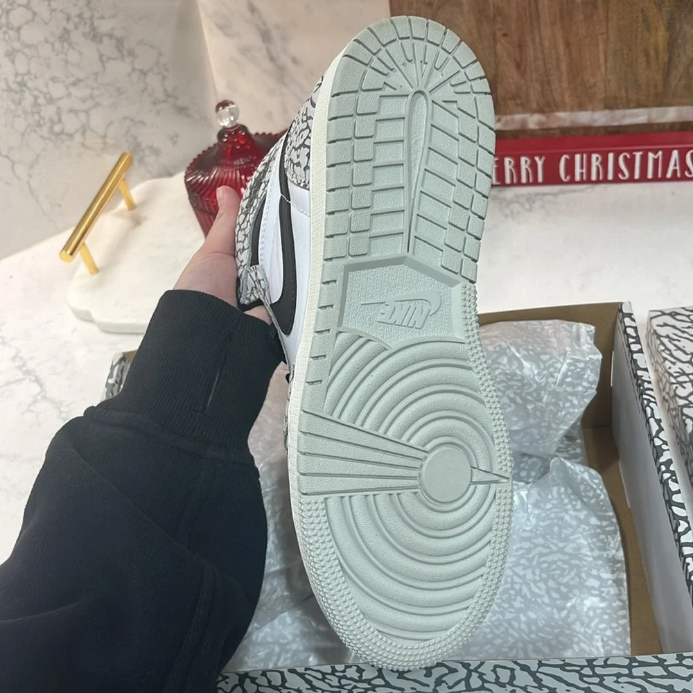 Nike Air Jordan 1 Retro High OG White Cement - Picture 4 of 7